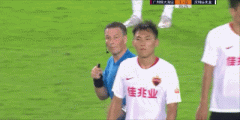 主裁判克拉滕伯格怎么那么生氣，耳機(jī)都扔掉了？